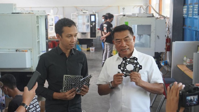 Seorang pria asal Kota Salatiga bernama Arfian Fuadi (36) memiliki Industri Kecil Menengah (IKM) berbasis teknologi bernama Dtech-Engineering.