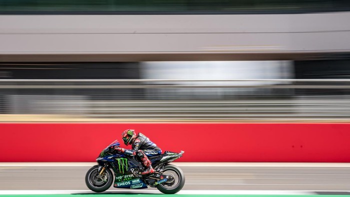 NORTHAMPTON, ENGLAND - AUGUST 05: Fabio Quartararo of France and Monster Energy Yamaha MotoGP rides during the free practice session of the MotoGP Monster Energy British Grand Prix at Silverstone Circuit on August 05, 2022 in Northampton, England. (Photo by Steve Wobser/Getty Images)