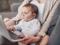 Gemas Banget! Ekspresi Lucu Bayi di Depan Kamera