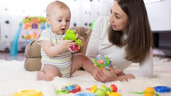 Ini mainan buat aku ma?, kata si bayi sambil terkejut. Foto: (rd.com).