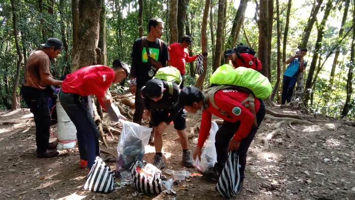 Relawan temukan celana dalam dan ratusan kilogram sampah dari Gunung Gede Pangrango