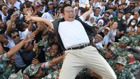 Gus Muhaimin mendengarkan relawan dan simpatisan membacakan mandat agar Gus Muhaimin maju sebagai calon presiden 2024. Ia pun menerima mandat tersebut. (Foto: Dok Tim Gus Muhaimin)