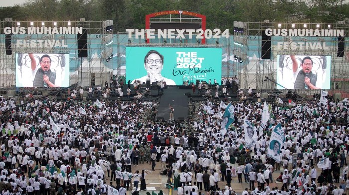 Ketua Umum Partai Kebangkitan Bangsa (PKB) Muhaimin Iskandar menyapa relawan dalam Gus Muhaimin Festival The Next 2024 di Stadion Gelora Delta Sidoarjo, Jawa Timur, Sabtu (6/8/2022). Gelaran akbar tersebut dihadiri ribuan relawan pendukung Muhaimin Iskandar atau Gus Muhaimin untuk maju pencalonan presiden pada Pilpres 2024. ANTARA FOTO/Umarul Faruq/rwa.