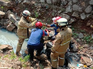 Hindari Lubang, Pengendara Motor Tercebur ke Parit di Jaktim