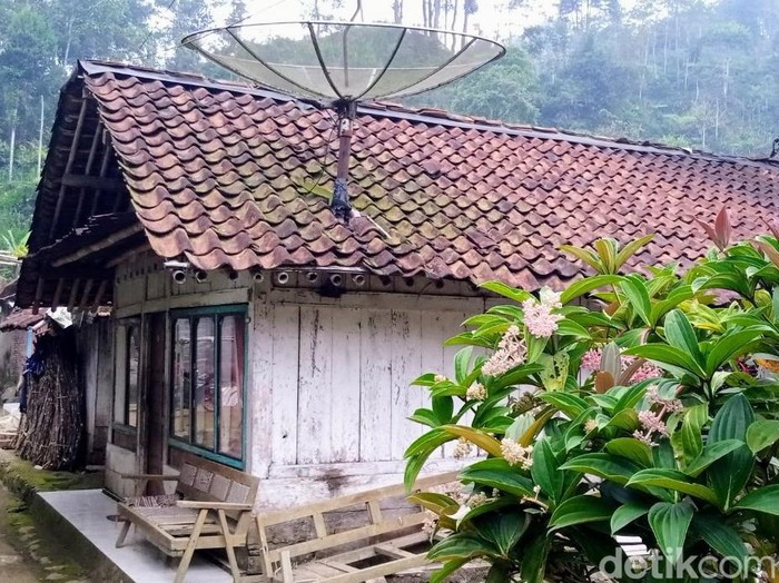 Kantor pemerintahan Jawa Tengah dan dapur umum yang kini menjadi rumah warga,