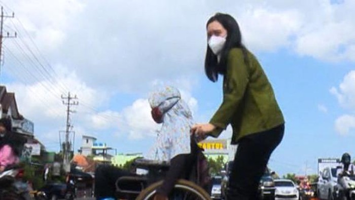 Ibu Parmi di Kursi Roda