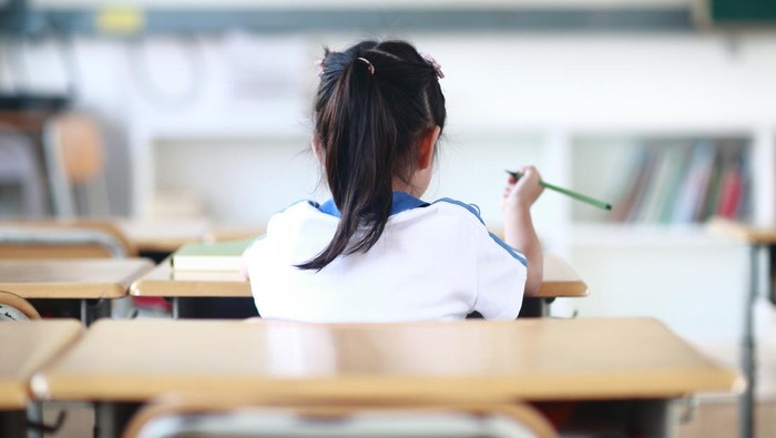 Ilustrasi anak mengerjakan contoh soal matematika