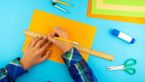 Ilustrasi anak pakai penggaris ukur satuan panjang