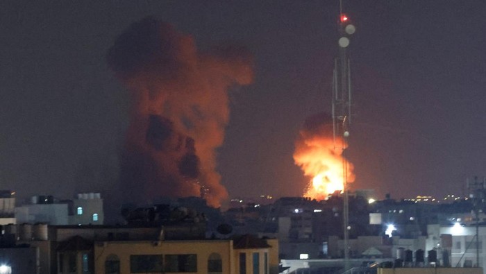 ISRAEL-PALESTINIANS/GAZA Somke and flame are seen during Israeli air strikes in Gaza City August 5, 2022. REUTERS/Ibraheem Abu Mustafa