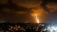 Roket ditembakkan oleh militan Palestina ke Israel. (Mohammed Salem/Reuters)