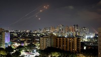 Garis-garis cahaya terlihat saat sistem anti-rudal Iron Dome Israel mencegat roket yang diluncurkan dari Jalur Gaza menuju Israel, seperti yang terlihat dari Ashkelon, Israel pada sabtu (6/8/2022). (Amir Cohen/Reuters)