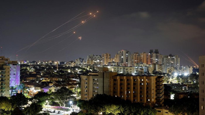 ISRAEL-PALESTINIANS/GAZA Streaks of light are seen as Israel's Iron Dome anti-missile system intercepts rockets launched from the Gaza Strip towards Israel, as seen from Ashkelon, Israel August 6, 2022. REUTERS/Amir Cohen