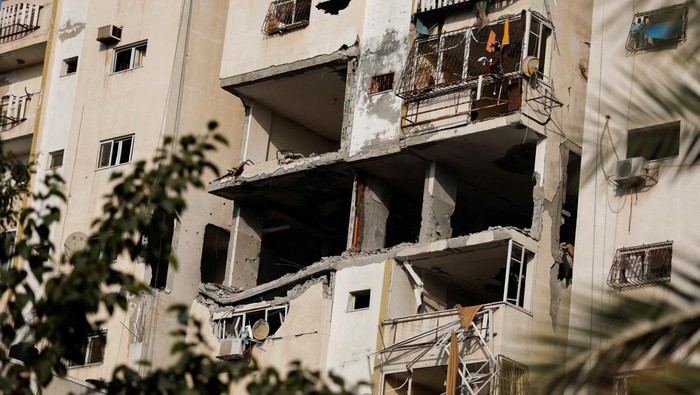 ISRAEL-PALESTINIANS/GAZA Palestinians react at a hospital following Israeli strikes in Gaza City August 5, 2022. REUTERS/Ibraheem Abu Mustafa