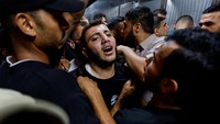 Warga Palestina yang histeris di sebuah rumah sakit karena salah satu anggotanya tewas akibat serangan Israel. (Ibraheem Abu Mustafa/Reuters)