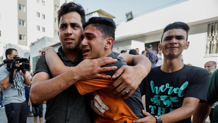 ISRAEL-PALESTINIANS/GAZA Palestinians react at a hospital following Israeli strikes in Gaza City August 5, 2022. REUTERS/Ibraheem Abu Mustafa