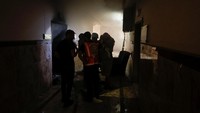 Sejumlah petugas tanggap darurat datang untuk mengevakuasi korban dari lokasi ledakan. (Mohammed Salem/Reuters)