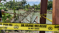 Jembatan gantung di Desa Polewali, Kabupaten Bone, Sulawesi Selatan (Sulsel) putus mengakibatkan 31 orang jatuh ke sungai. (Foto: Agung Pramono/detikSulsel)