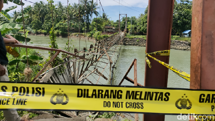 Jembatan Gantung di Bone Putus