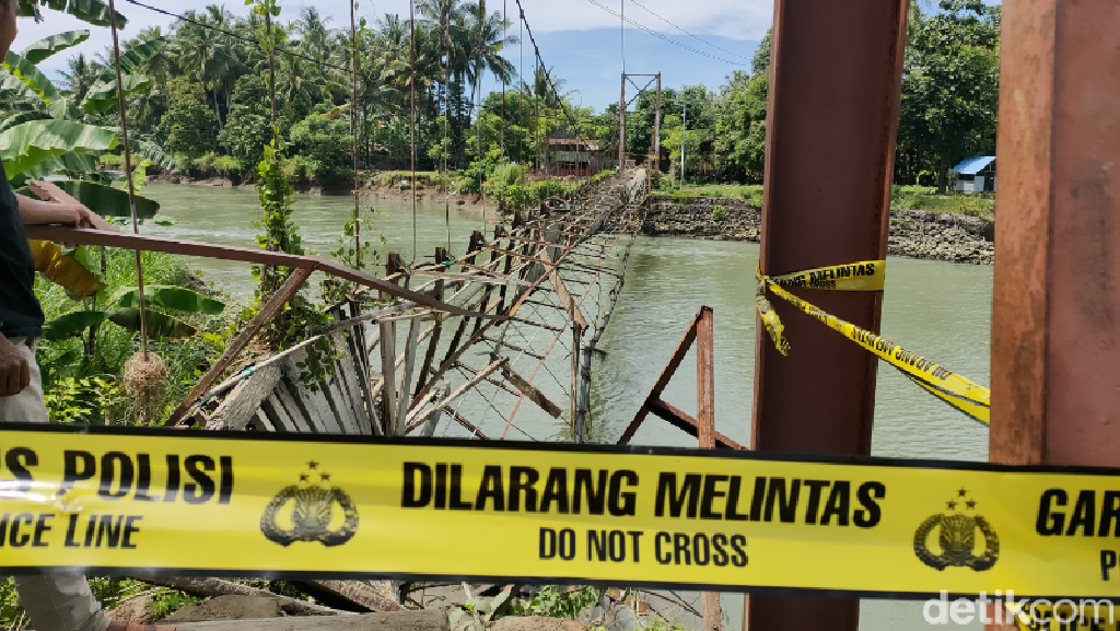 Potret Jembatan Gantung di Bone Putus Saat Rombongan Warga Melintas