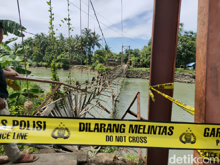Potret Jembatan Gantung di Bone Putus Saat Rombongan Warga Melintas