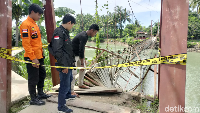 Jembatan tersebut kini dipasangi garis polisi. (Foto: Agung Pramono/detikSulsel)