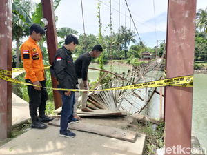 Warga di Bone Sewa Perahu Seberangi Sungai Usai Jembatan Gantung Putus