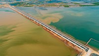Jembatan ini menghubungkan akses darat menuju lahan reklamasi.Foto: Dok. PT Wijaya Karya (Persero) Tbk
