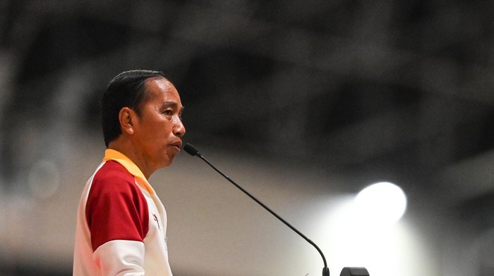 Warga menunjukan kaos bertuliskan Jokowi yang dibagikan oleh Presiden Joko Widodo usai menghadiri Upacara Penuntupan ASEAN Para Games 2022 di Stadion Manahan, Solo, Jawa Tengah, Sabtu (6/8/2022). ANTARA FOTO/Muhammad Adimaja/YU