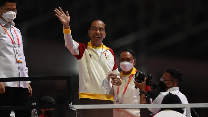 Warga menunjukan kaos bertuliskan Jokowi yang dibagikan oleh Presiden Joko Widodo usai menghadiri Upacara Penuntupan ASEAN Para Games 2022 di Stadion Manahan, Solo, Jawa Tengah, Sabtu (6/8/2022). ANTARA FOTO/Muhammad Adimaja/YU