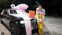 Rizky Billar memberikan mahar USD 72.300 atau sekitar Rp 1.042.280.415. Meski begitu, Lesti Kejora sejak awal memang ingin memberikan mahar tersebut untuk keluarganya. (dok. Instagram/@rizkybillar)