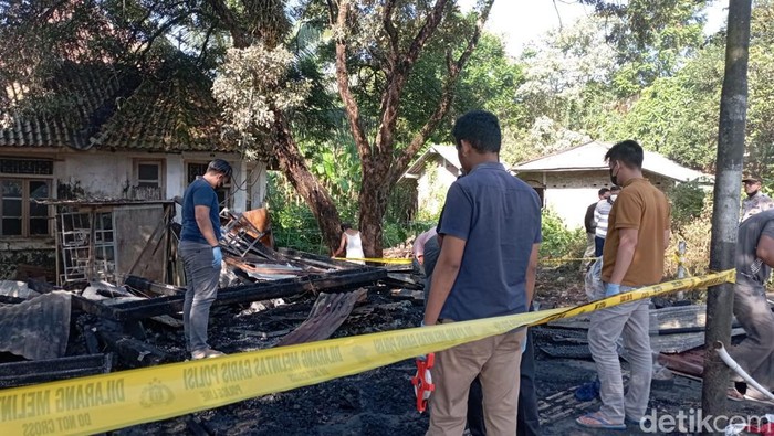 Kebakaran ruko tewaskan pasangan ibu-anak di Bancar Purbalingga, Sabtu (6/8/2022). Kebakaran ruko tewaskan pasangan ibu-anak di Bancar Purbalingga, Sabtu (6/8/2022).