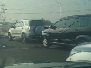 Tabrakan Beruntun Terjadi di Tol Layang MBZ, Lalin Macet Parah!