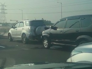 Tabrakan Beruntun Terjadi di Tol Layang MBZ, Lalin Macet Parah!