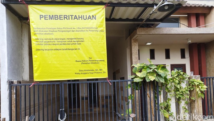 Kondisi rumah yang dieksekusi di Perum GKB, Gresik.
