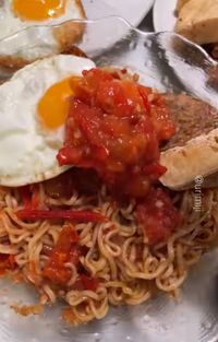 TikToker Ini Bikin Kreasi Indomie Sambal Tomat Dan Rawon Salted Egg Lezat