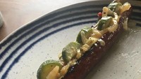 Roti untuk hot dognya habis, netizen ini tak kehabisan ide. Ia belah sosisnya dan meletakkan acar hingga bawang bombay ke dalam sosis. Foto: Site News