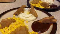 Hanya ada chicken nugget dan jagung beku di rumah, pasangan ini buat acara makan malam mewah dengan mengatur chicken nugget mereka di piring. Foto: Site News