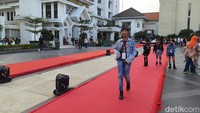 Sebanyak 125 peserta yang tepilih berjalan di atas red carpet mengenakan style fashion masing-masing. Tak terkecuali sejumlah disabilitas.(Foto: Esti Widiyana/detikJatim)