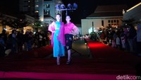 Semakin malam, warga yang datang ke Alun-Alun Surabaya bukannya tambah surut tapi semakin pasang. Semakin banyak yang datang karena tersedia tata lampu yang memadai di antara catwalk yang telah disediakan. (Foto: Esti Widiyana/detikJatim)