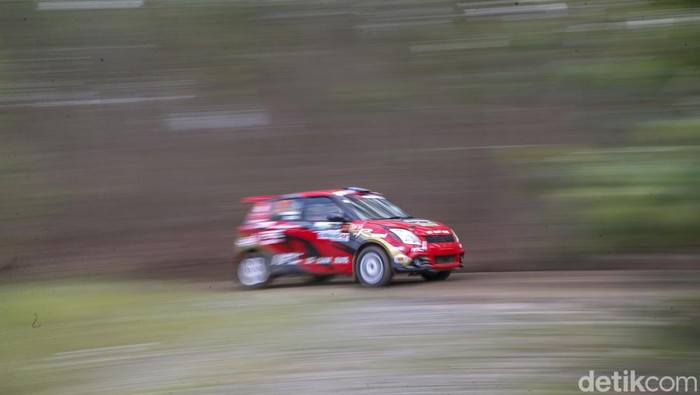 Kejurnas Danau Toba Rally 2022 mulai bergulir hari ini, Sabtu (6/8/2022). Puluhan pereli adu cepat di trek balapan dengan jarak total sepanjang 333,86 km.