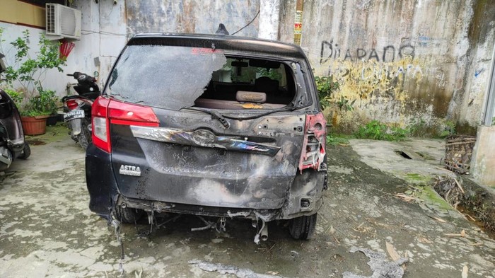 Mobil warga di Deli Serdang dibakar OTK. (Foto: Istimewa)