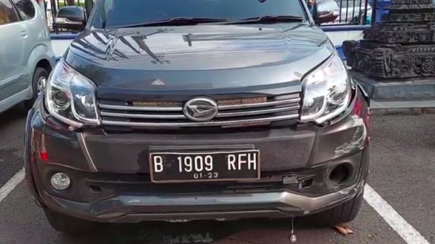 mobil pelat 'rfh' dikepung usai kabur setelah menabrak polisi di tol pancoran, jumat (5/8/2022)