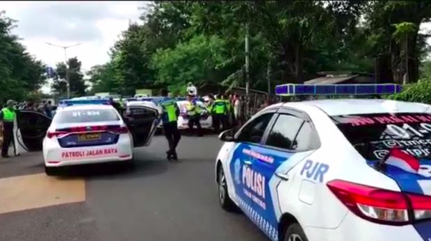 Mobil pelat 'RFH' dikepung usai kabur setelah menabrak polisi di Tol Pancoran, Jumat (5/8/2022).