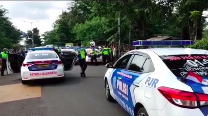 Mobil pelat RFH dikepung usai kabur setelah menabrak polisi di Tol Pancoran, Jumat (5/8/2022).