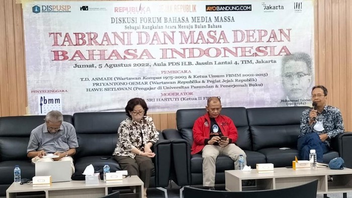 Pembicara: TD Asmadi, Priyantono (jaket merah), Hawe Setiawan (batik), dan moderator Rita Sri Hastuti