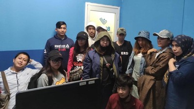 Momen Belasan PMI Korban Penyekapan Tiba di Tanah Air