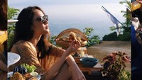 Di tengah kesibukannya, Bunga Citra Lestari masih bisa menyisihkan waktu untuk liburan nih. Seperti momen ketika Bunga Citra sarapan cantik sambil memandang gunung dan memegang roti. Foto: Instagram @bclsinclair