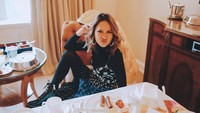 Ketika dirinya di luar negeri pun, Bunga Citra Lestari menghabiskan waktu sarapannya di dalam hotel dengan memanggil room service. Foto: Instagram @bclsinclair