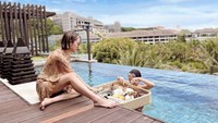 BCL dan anaknya sering menghabiskan waktu liburan. Kali ini BCL terlihat sarapan cantik bersama anaknya di kolam renang. Foto: Instagram @bclsinclair