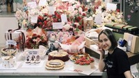 Di momen ulang tahunnya, banyak kue dan kado yang ia dapatkan. Cantik-cantik ya kue dan bunganya? Foto: Instagram @bclsinclair